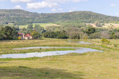 Çiftlik, göl, orman ve dağlar Gramado içinde