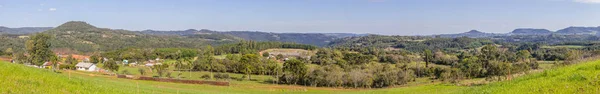 Panorama van de boerderij, bos en bergen in Gramado — Stockfoto