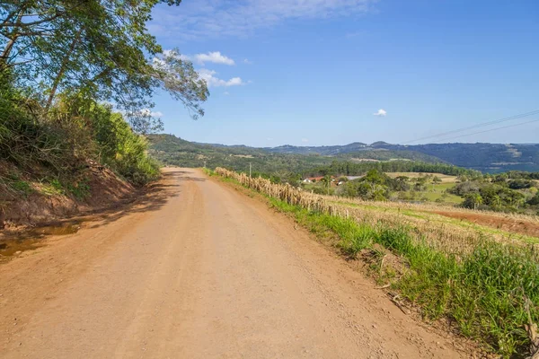 Farm road, erdő és hegyek Gramado — Stock Fotó