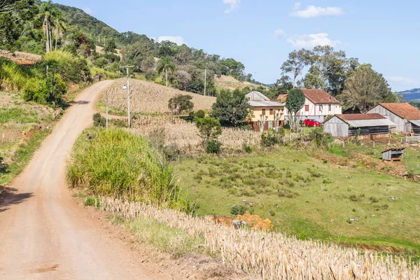 Дорогу ферми, лісів і гір у місті Gramado — стокове фото