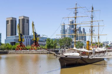Buenos Aires Puerto Madero yelken tekne