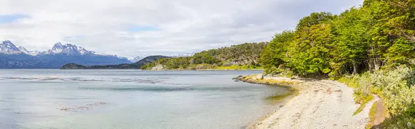 Sahil yolu, Tierra del Fuego Natio orman ve beagle kanalı — Stok fotoğraf