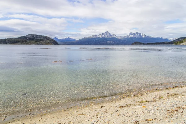 Montanhas e canal de beagle em Coast Trail, Tierra del Fuego Na — Fotografia de Stock