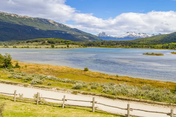 Lumivuorimetsä ja Lapataia-joki, Tierra del Fuego Nation — kuvapankkivalokuva