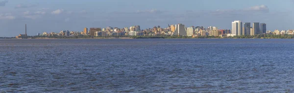 Panorama e vista para a cidade com Gasometro e Lago Guaiba, Porto Aleg — Fotografia de Stock