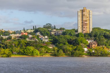 Guaiba Gölü beach binalar ve ağaçlar