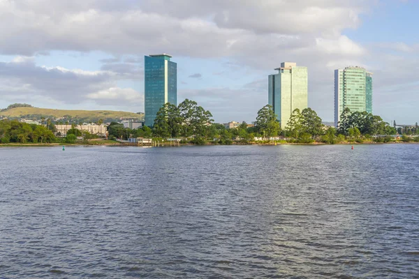 Guaiba tó strand épületek és a fák — Stock Fotó