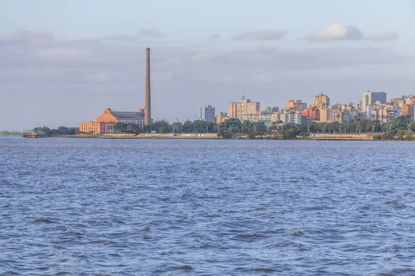 Gasometro y Lago Guaiba al atardecer, Porto Alegre — Foto de Stock