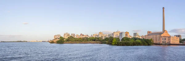 Vista de la ciudad con Gasometro y Lago Guaiba al atardecer, Porto Alegre —  Fotos de Stock