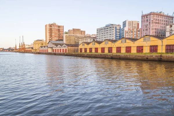 Maua bağlantı noktası ve günbatımı, Porto Alegre gölde Guaiba