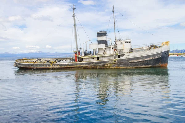 Beagle kanalı eski tekne ile dağlarda Ushuaia