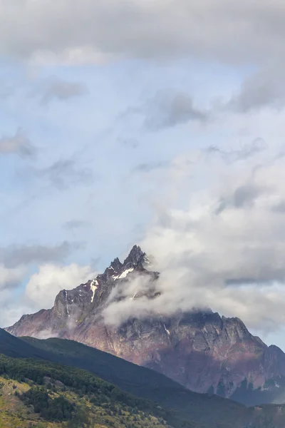 Nubes sobre montañas en Ushuaia — Foto de Stock
