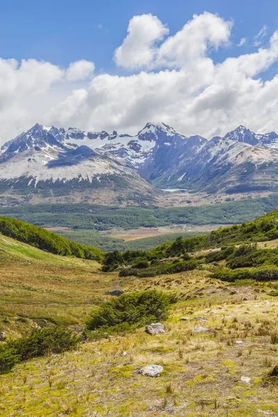 Laguna esmeralda entre montanhas — Fotografia de Stock