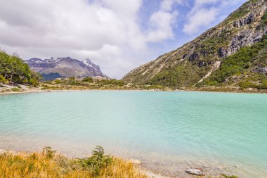 Dağlar ve bitki örtüsü ile Laguna Esmeralda iz