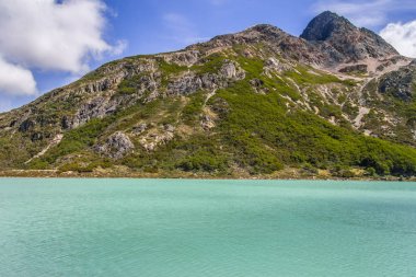 Dağlar ve bitki örtüsü ile Laguna Esmeralda iz