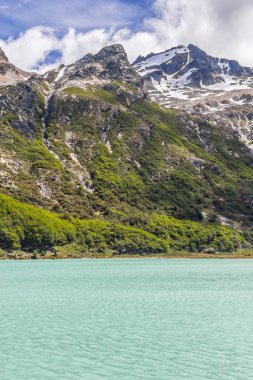 Dağlar ve bitki örtüsü ile Laguna Esmeralda iz
