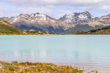 Dağlar ve bitki örtüsü ile Laguna Esmeralda iz