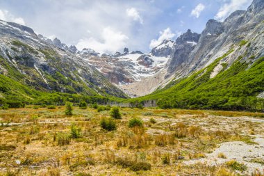 Dağlar ve bitki örtüsü ile Laguna Esmeralda iz