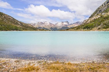 Laguna Esmeralda dağlar ve bitki örtüsü ile