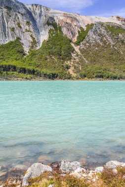 Laguna Esmeralda dağlar ve bitki örtüsü ile
