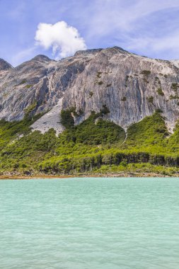 Laguna Esmeralda dağlar ve bitki örtüsü ile