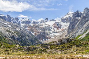 Laguna Esmeralda iz dağlarda kar