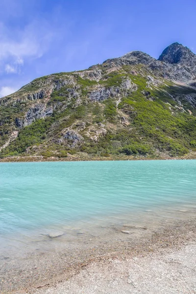 Sendero Laguna Esmeralda con montañas y vegetación — Foto de Stock