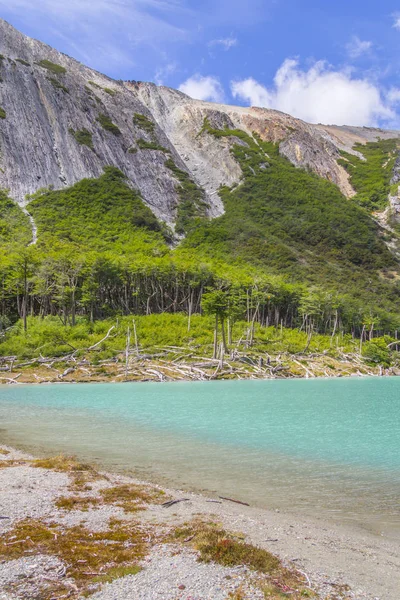 Trilha Laguna Esmeralda com montanhas e vegetação — Fotografia de Stock