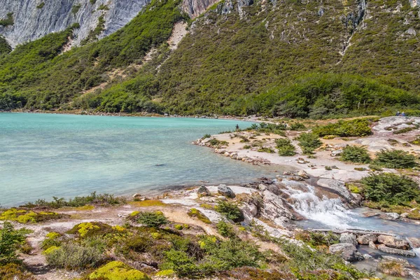 Cascada en Laguna Esmeralda con montañas y vegetati — Foto de Stock