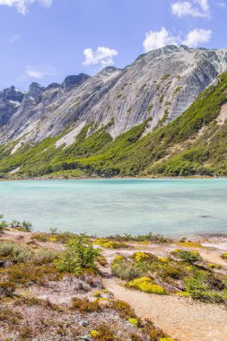 Dağlar ve bitki örtüsü ile Laguna Esmeralda iz