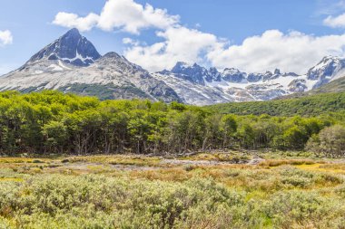 Laguna Esmeralda iz dağlarda kar
