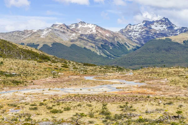 Потоку в Лагуна Есмеральда стежка з гір і рослинність — стокове фото