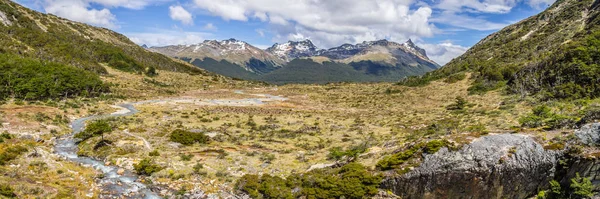 Panorama de Arroyo en Laguna Esmeralda sendero con montañas y — Foto de Stock