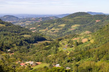 Çiftlikleri bir vadide