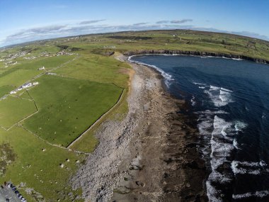 Çiftlikleri ve Anneleri Uçurumları olan kumsal manzarası