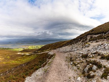 Batı ile Croagh Patrick dağında patika, kaya ve bitki örtüsü