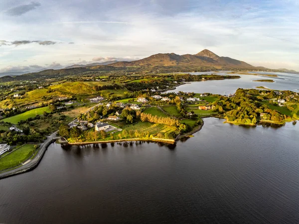 Croagh Patrick Dağı ve Sunri 'deki Westport Körfezi' nin havadan görüntüsü.