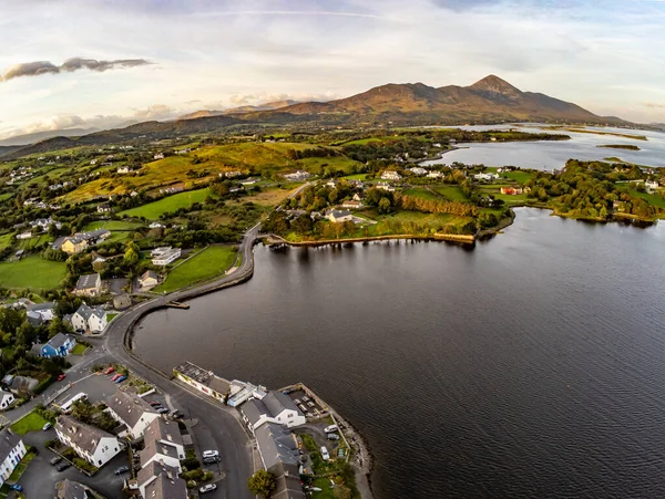 Luchtfoto van Croagh Patrick berg en Westport baai bij Sunri — Stockfoto