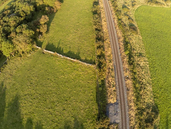 Vista aérea de um comboio com campos agrícolas — Fotografia de Stock