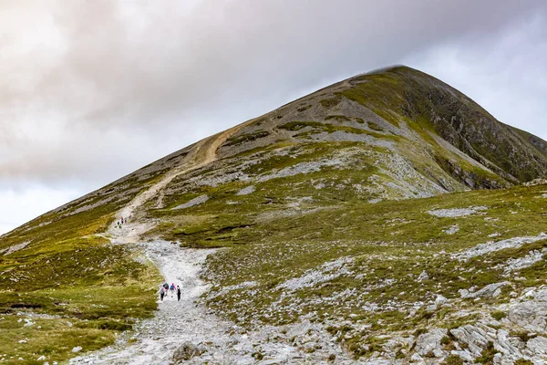 Trilha, Rochas e vegetação na montanha Croagh Patrick com Oeste — Fotografia de Stock