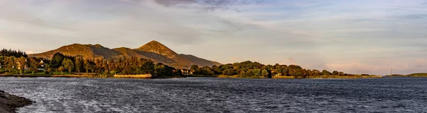 Panorama van Croagh Patrick berg bij zonsondergang — Stockfoto