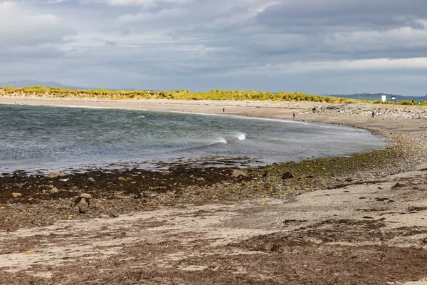 Hullámok és sziklák a Bertra strandon felhős napokon — Stock Fotó