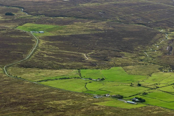 Údolí s farmářskými poli a bažinou převzaté z Croagh Patrick Mount — Stock fotografie