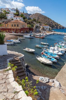 Hydra Adası 'ndaki Kamini sahilindeki binalar ve iskeleler.