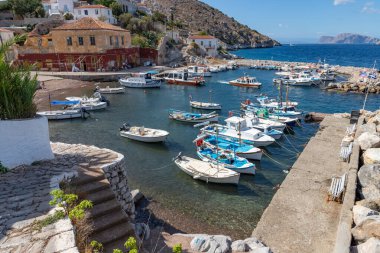 Hydra Adası 'ndaki Kamini sahilindeki binalar ve iskeleler.