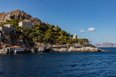 Hidra Adası 'ndaki kayalar, ormanlar ve binalar