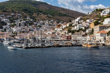 Hydra Adası 'ndaki rıhtım çevresindeki tekne ve binalar
