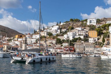 Hydra Adası 'ndaki rıhtım çevresindeki tekne ve binalar
