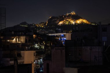 Günbatımında Lycabettus dağıyla Atina 'nın ışıkları