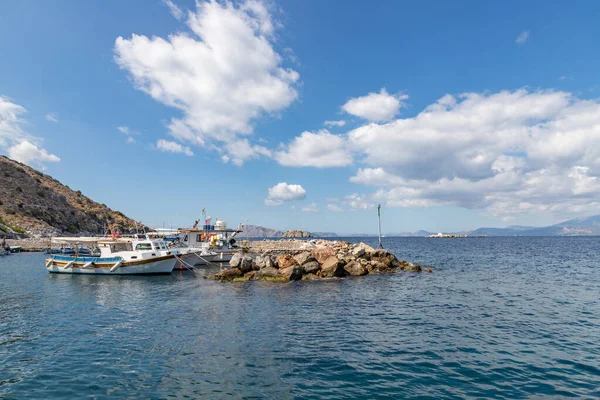 Boats and Pier in Kamini beach in Hydra Island — Stock Photo, Image